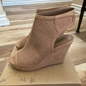 NWT Light Brown Wedge Sandals Suede - Size 8.5